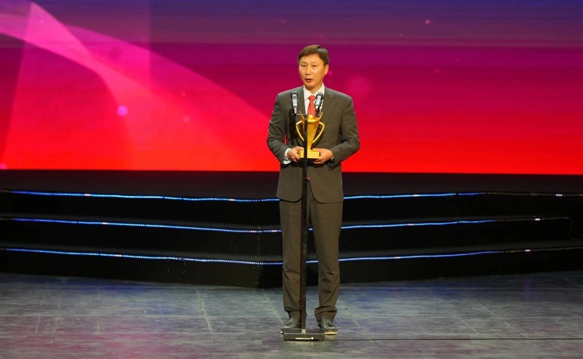 Coach Kim Sang-sik and Nguyen Dinh Bac honoured at Victory Cup Awards